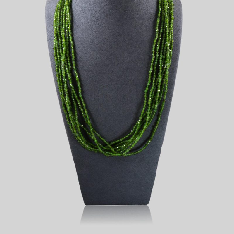 Collier billes de grenats verts