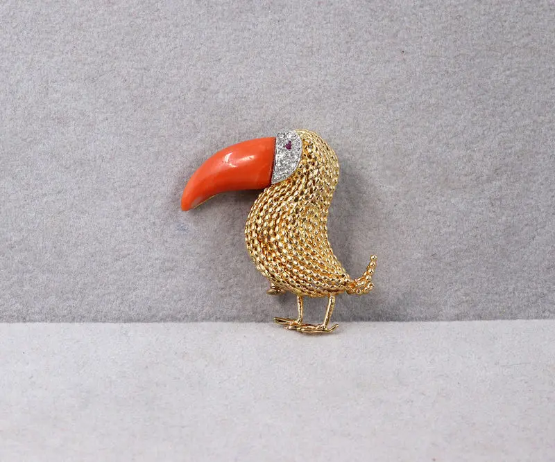 Broche toucan corail diamants et saphir