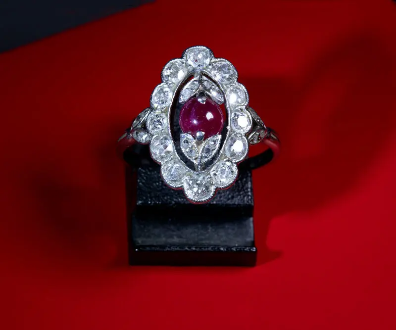 Bague platine rubis cabochon diamants