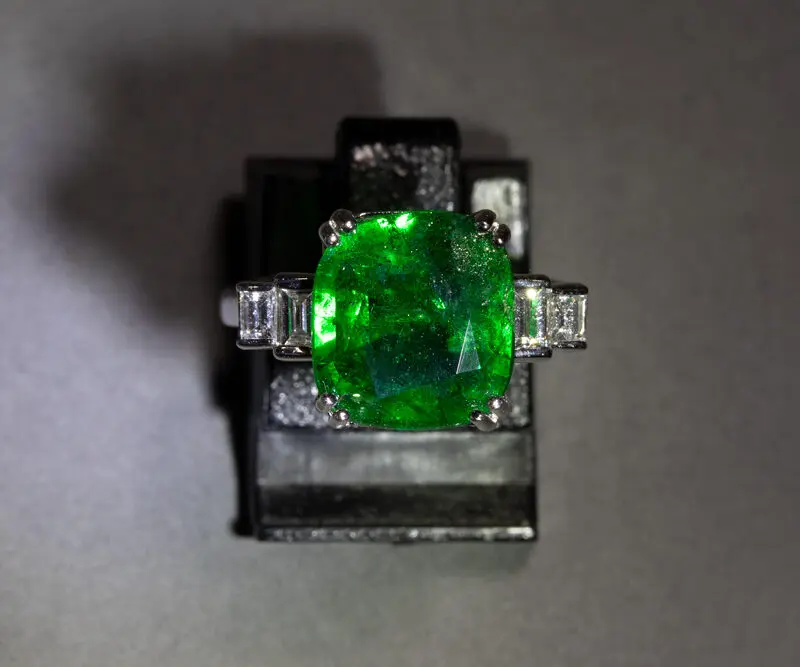 Bague tsavorite et diamants baguettes