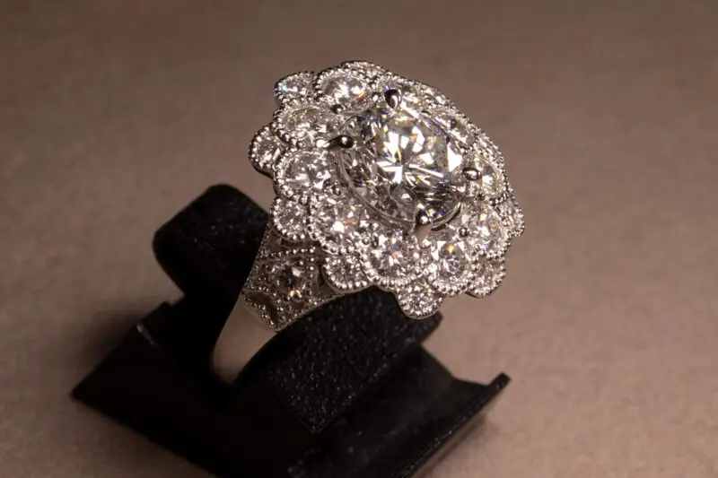 Bague marguerite diamants moderne