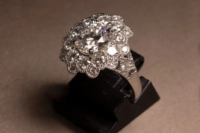 Bague marguerite diamants moderne